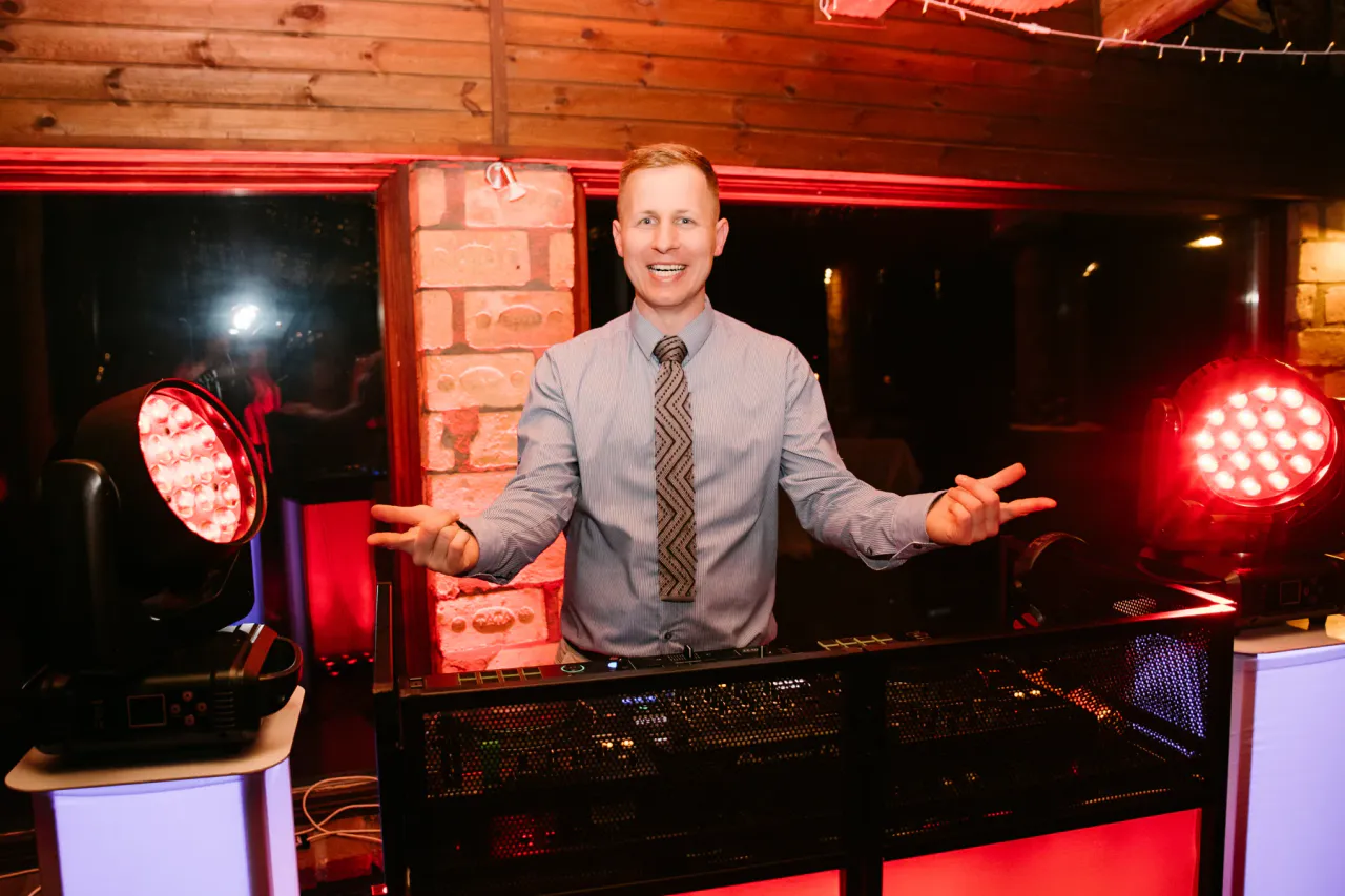 Acsády Balázs a DJ-pult mögött