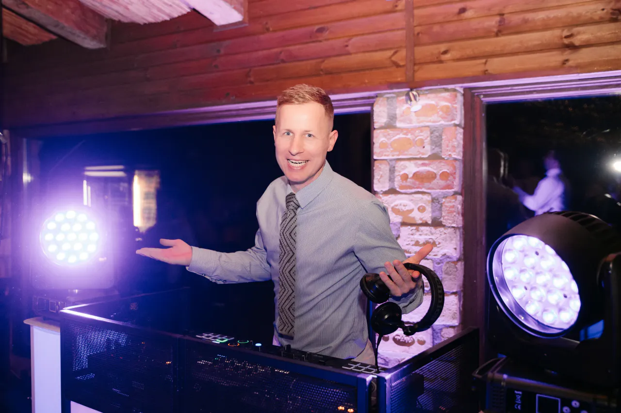 Acsády Balázs a DJ-pult mögött egy esküvőn